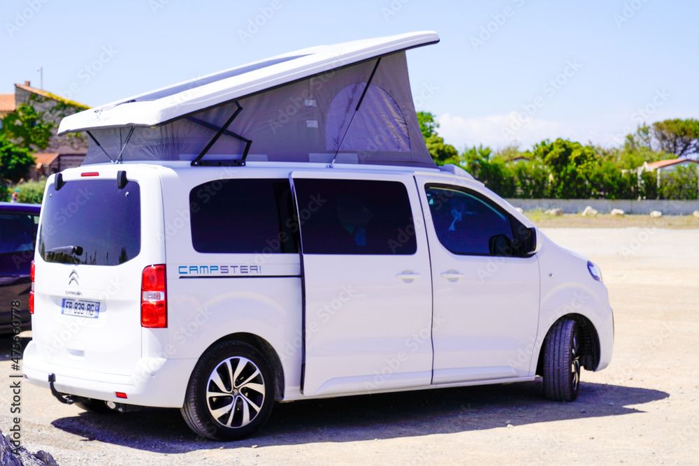 campster possl motorhome space tourer citroen van with folding pop-up roof with solar panel foto de Stock | Adobe Stock