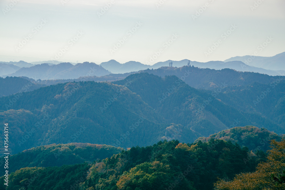 高尾山　秋の山並み　中腹の展望台からの風景
