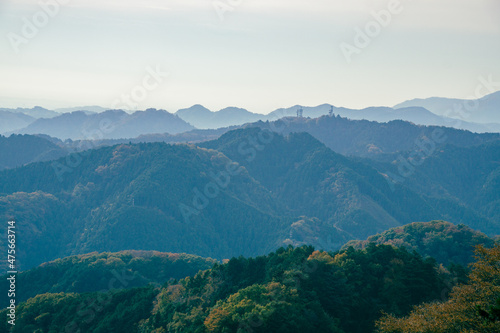 高尾山 秋の山並み 中腹の展望台からの風景