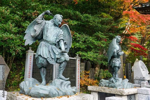高尾山　薬王院　天狗像　紅葉