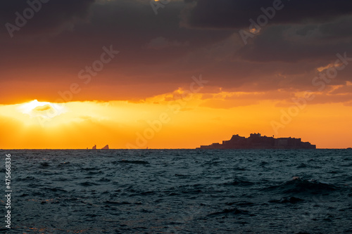 軍艦島と夕陽　長崎の世界遺産 © TOMO