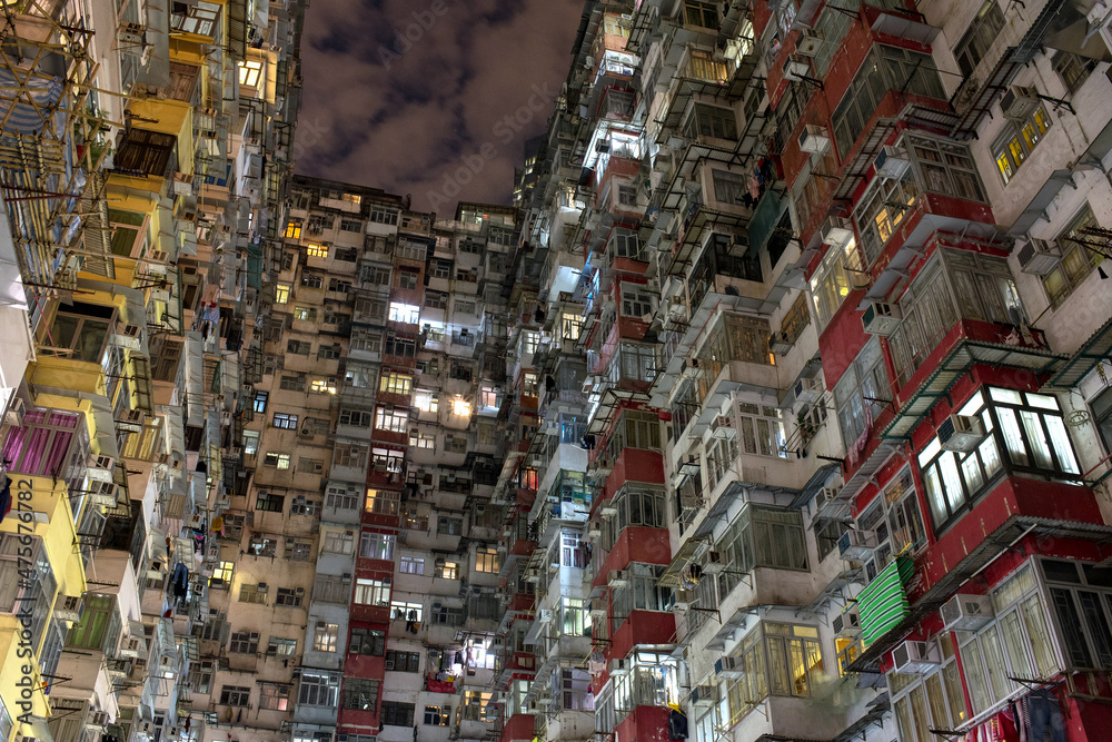 Φωτογραφία Monster Building in Quarry Bay at night, Hong Kong　香港のモンスタービル 夜景 益昌大廈