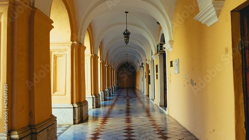 Photo tiled floor under arches