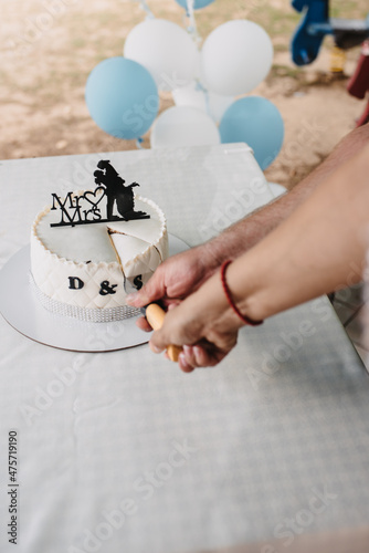 Couple cutting the anniversary cake photo