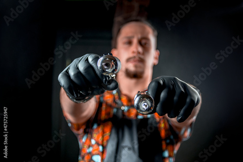Obraz na plátně Tattooer with a tattoo-machine in tattoo studio