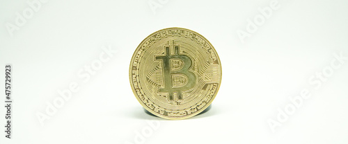 Moneda de Bitcoin en oro o dorado sobre fondo blanco