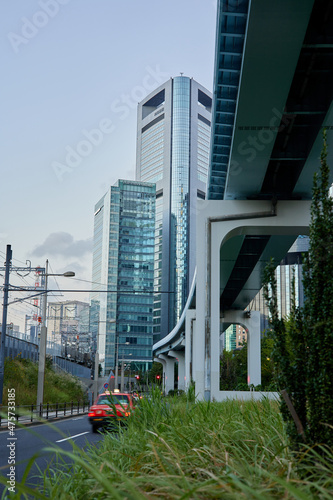 日本のビル街とモノレールを見上げた風景