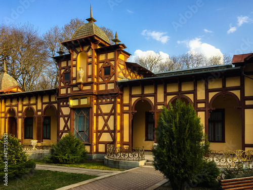 old building
[əʊld ˈbɪldɪŋ]