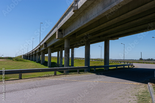 Puente y autopista. Carretera en perspectiva