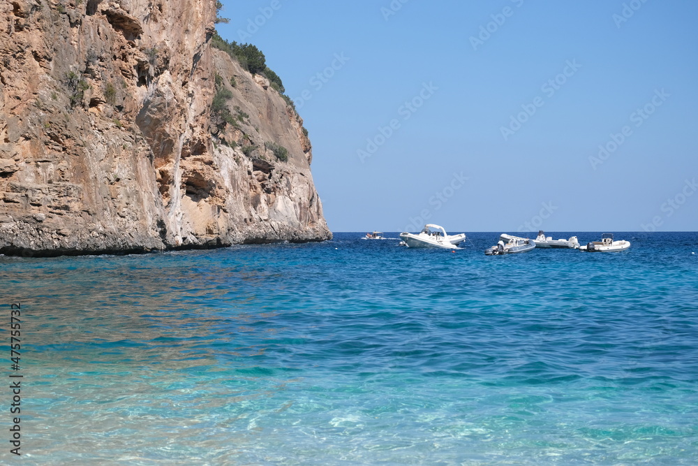 Küste Klippen Baunei Sardinien Bootsfahrt Boot  Strand Bucht