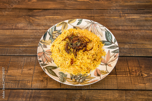 Biryani es un plato de arroz de la cocina pakistaní y turca elaborado con una mezcla de especias, así como arroz basmati, carne, verduras y yogur. Hay muchas variedades de Biryani photo