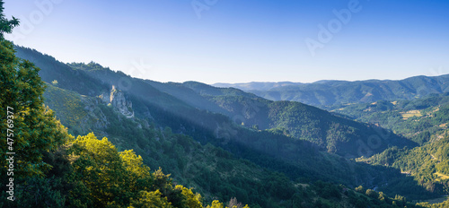 France, Ardèche (07), le château de Rochebonne dominant la vallée de l'Eyrieux. photo