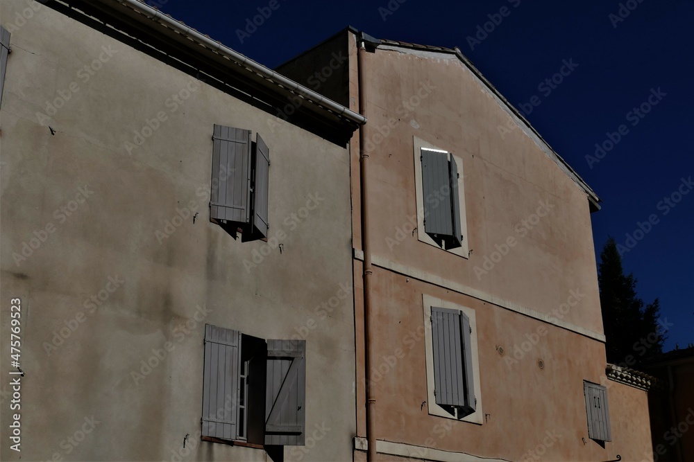 Mediterrane Hausfassaden mit Fenstern und Fensterläden