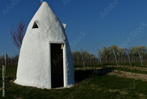 Weisser Trullo im Weinberg in Gundheim / Rheinhessen