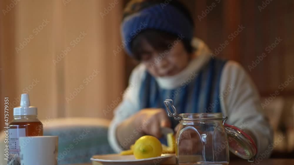 レモンのはちみつ漬けを作る女性 レモンのはちみつ漬けを作る女性