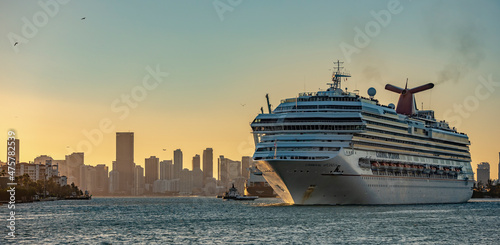 Canvas Print ship at sunset port Miami