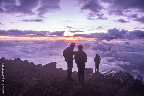 Climbers watching the sunrise on Acatenango Volcano, Antigua, Guatemala Fototapet