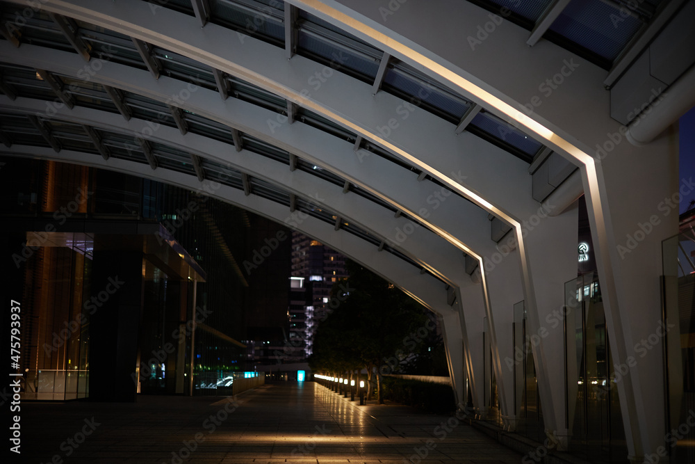 東京の夜の無人空間、光るエスカレーター