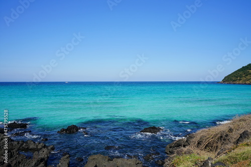 Fototapeta Naklejka Na Ścianę i Meble -  a fascinating seascape with clear bluish water