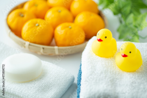 Wallpaper Mural 冬至〜柚子湯で温まろう06 Torontodigital.ca