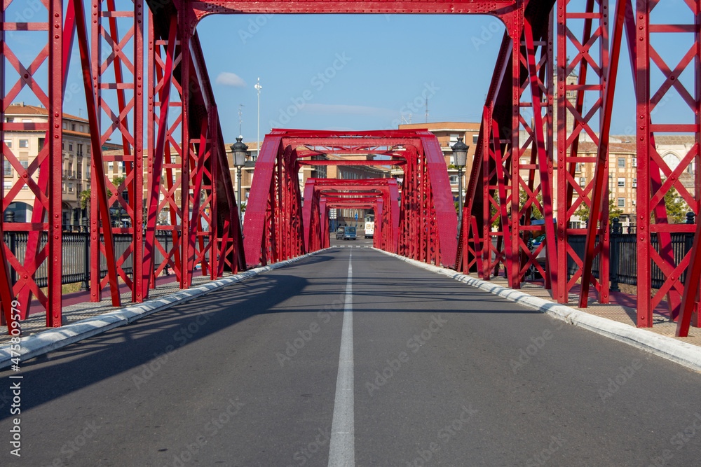 Estructura de hierro rojo del puente Reina Sofía de Talavera de la Reina, Toledo