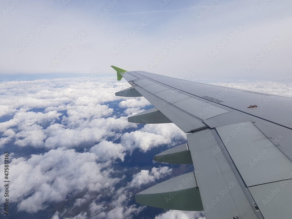 Obraz premium The plane is flying in the blue sky