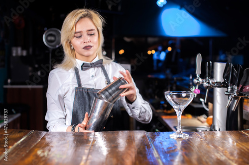 Εκτύπωση καμβά Girl bartender makes a cocktail on the alehouse
