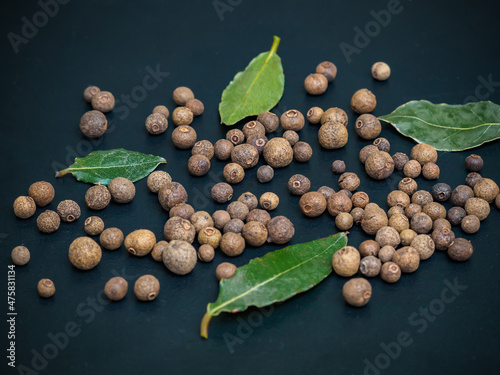 Fotografia Dried berries of the allspice on the dark background. Close-up.