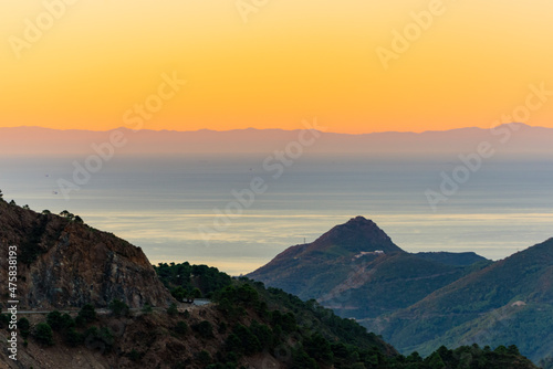 amanecer a contraluz en la costa del sol visto desde la montaña Andalucía España 