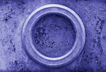 Crédence de cuisine Pantone 2022 very peri Old rusty metal background with cracked paint and round element toned in Very peri color.  © tynza