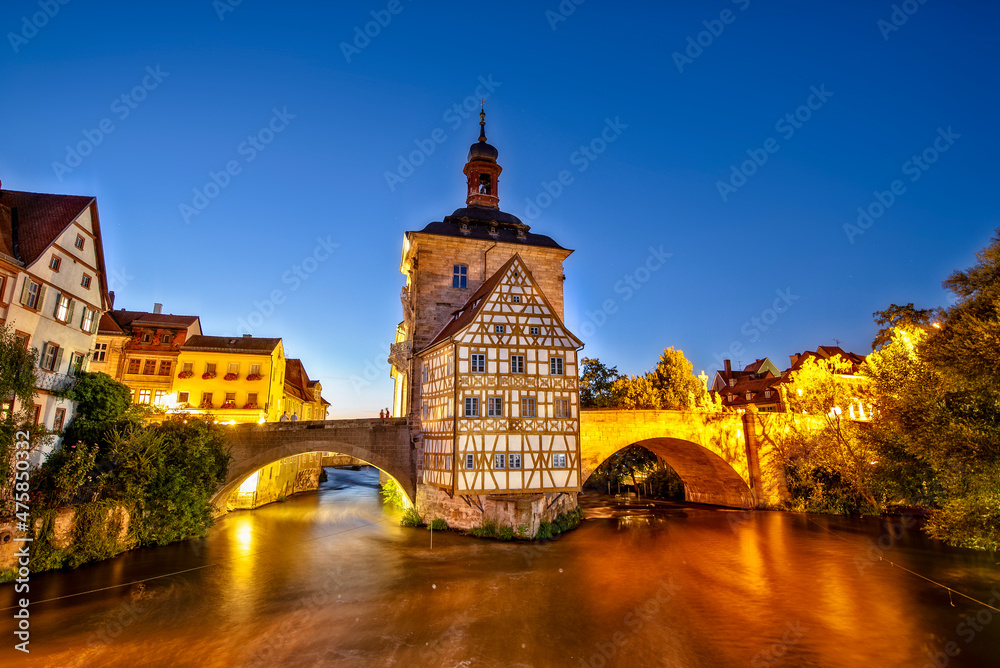 Das Rathaus von Bamberg auf einer Insel im Fluß Regnitz in der historischen Altstadt von Bamberg, Franken, Bayern, Deutschland
