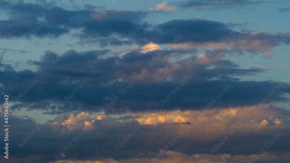 Ciel chargé et instable, composé de cumulus à divers stades de développement. Le temps est assurément orageux Ciel chargé et instable, composé de cumulus à divers stades de développement. Le temps est assurément orageux
