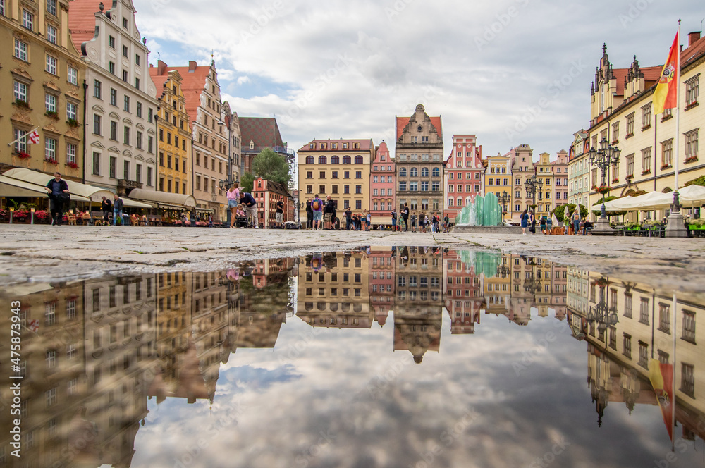 Obraz premium Wroclaw, Poland - due to the frequent rain, in Wroclaw you can easely find water pools, and use them to make nice shots. Here in particular the mirror effect in the Old Town
