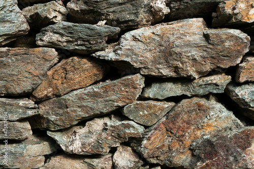 Dekorativer Hintergrund aus  ungleichmäßig gestapelten Steinen photo