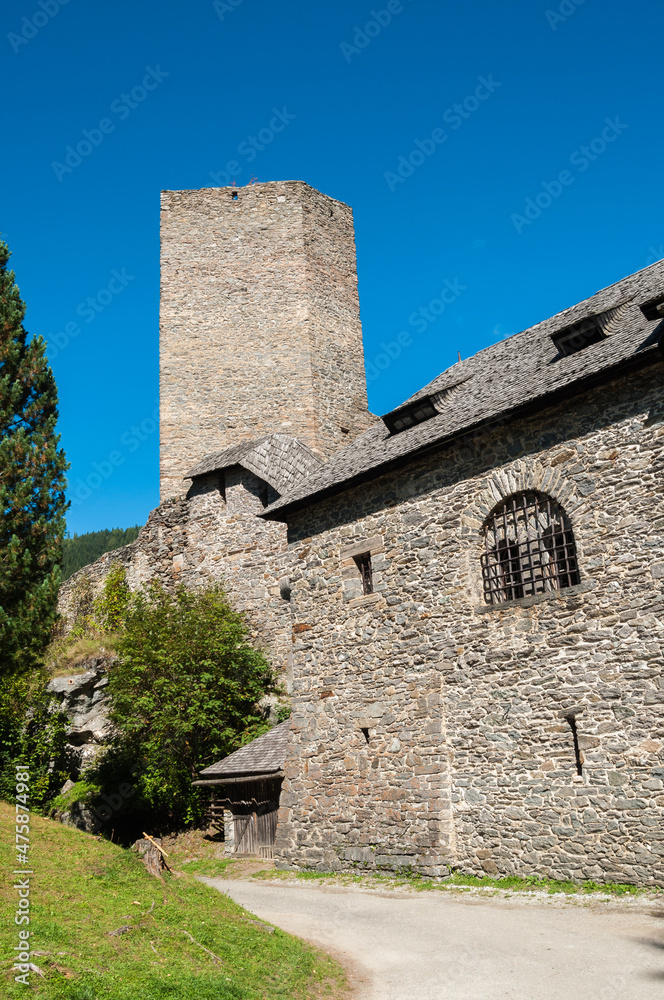 Detailaufnahme einer alten Burg mit Turm, vor strahlend blauem Himmel