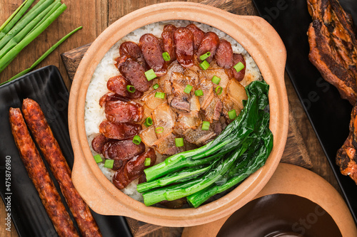 Fotografie Cantonese style cooking of claypot rice with waxed meats