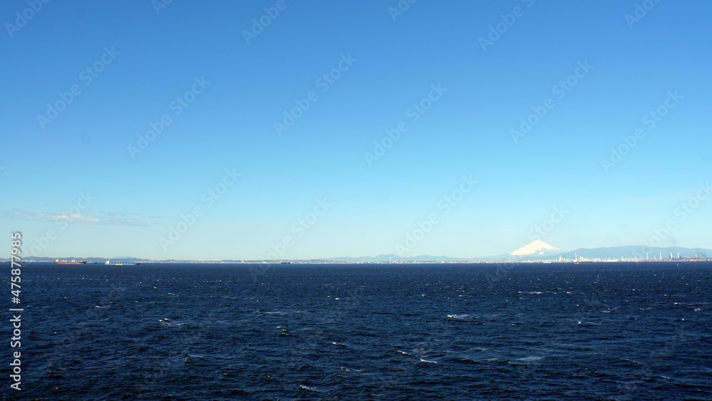 東京湾アクアラインの海ほたるから見た東京湾の海と富士山