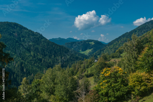 Blick in ein Tal der Steiermark an einem sonnigen Herbsttag mit schönen Wolken