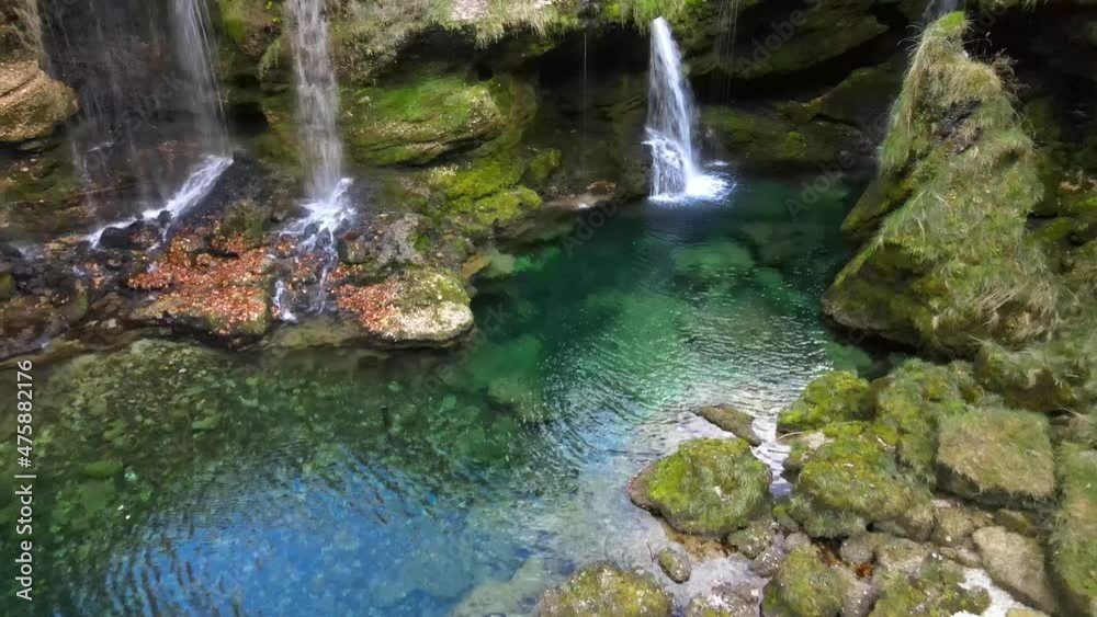 Lagune mit Wasserfall