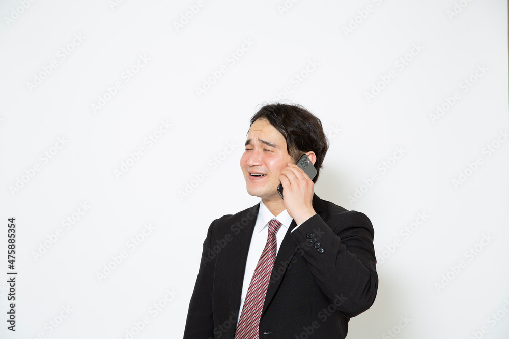 携帯で話しているビジネスマン
