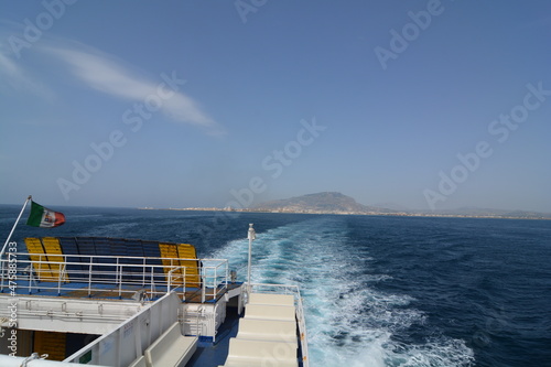 traghetto con sfondo isola di favignana a Trapani