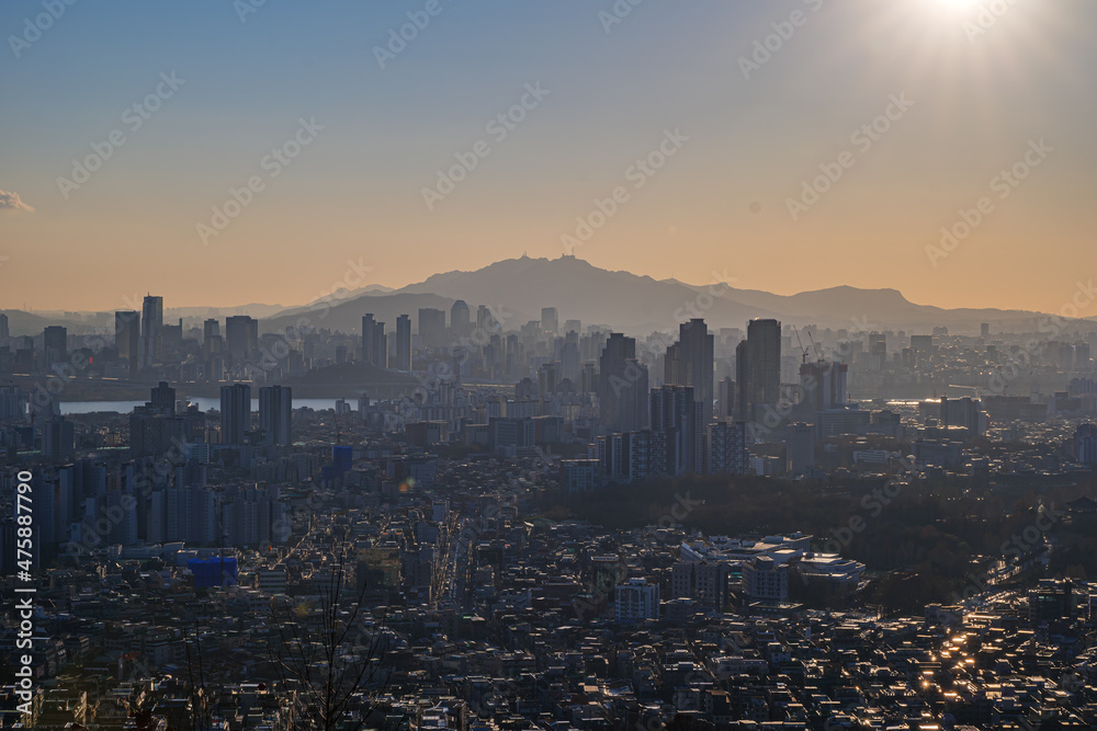 Fototapeta premium Cityscape of Seoul, South Korea from the top of mountain in the daytime