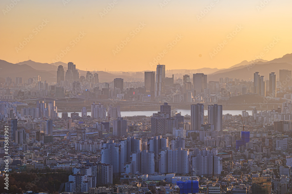 Fototapeta premium Cityscape of Seoul, South Korea from the top of mountain in the daytime