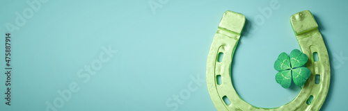 Bilde på lerret Horseshoe and lucky clover with copy space. 3d illustration