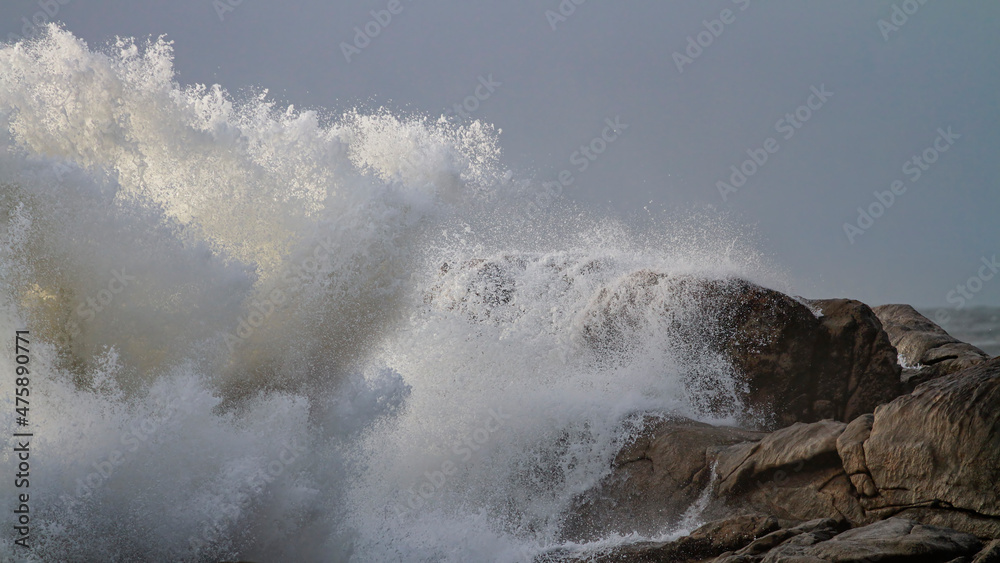 Stoemy wave splash