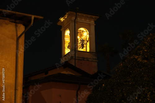 Obraz na plátně Il campanile illuminato della chiesa parrocchiale di Savosa in Canton Ticino