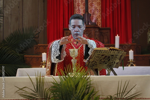 Bilde på lerret A priest celebrates a catholic mass dressed in a red chasuble