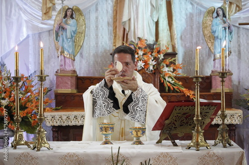 Tableau sur toile Priest Celebrating Mass in Easter