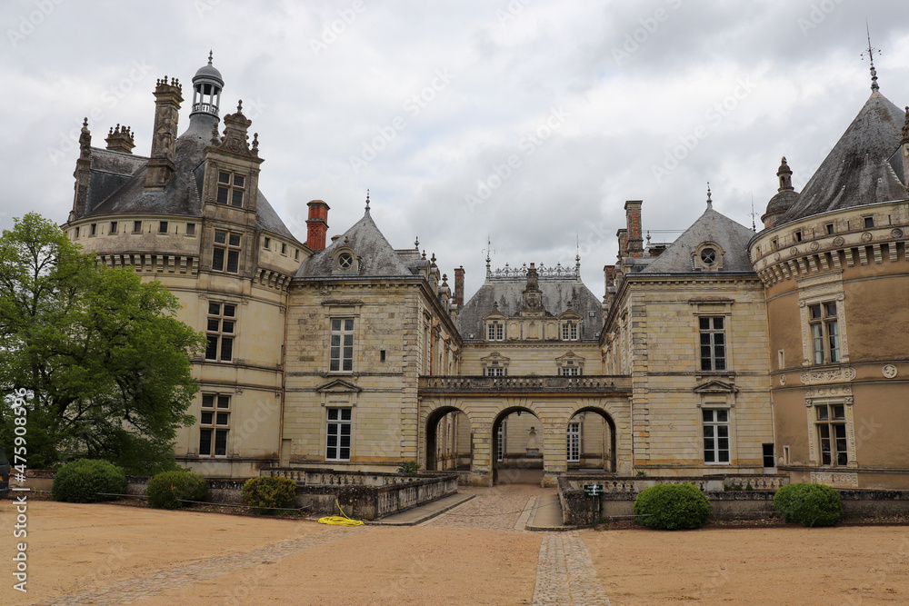 Pays de la Loire - Sarthe - Château du Lude - Vue sur l'entrée du château