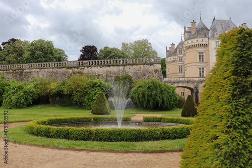 Pays de la Loire - Sarthe - Parc du château du Lude, château, terrasse et jet d'eau photo